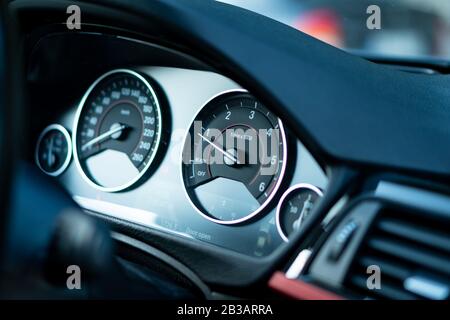 Tableau de bord BMW série 7, indicateur de vitesse, icône de frein à main, compteur de carburant, niveau de carburant Banque D'Images
