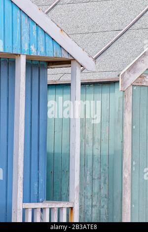 Vue abstraite sur les huttes de plage. Sutton on Sea Beach hutte juxtaposition de couleurs et structure de huttes. Différentes couleurs dans des tons et une luminosité éclatantes. Banque D'Images