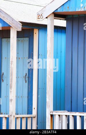 Vue abstraite sur les huttes de plage. Sutton on Sea Beach hutte juxtaposition de couleurs et structure de huttes. Différentes couleurs dans des tons et une luminosité éclatantes. Banque D'Images