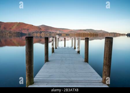 Réflexions de la nouvelle jetée de Ashness Gate ou de Barrow Bay à Derwentwater, Lake District National Park, Cumbria, Angleterre, Royaume-Uni Banque D'Images