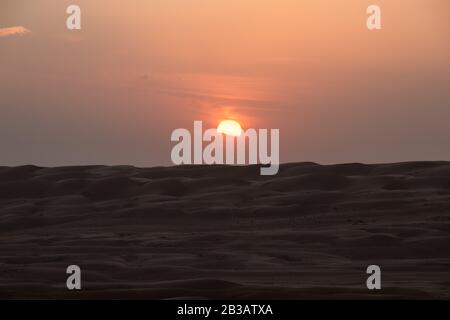 Coucher de soleil sur une dune de sable dans le désert des sables de Wahiba près de Bidiyya en Oman Banque D'Images