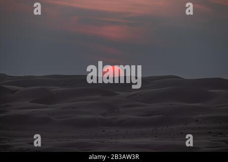 Coucher de soleil sur une dune de sable dans le désert des sables de Wahiba près de Bidiyya en Oman Banque D'Images