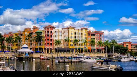 Bayfront Place boutiques et condominiums sur le front de mer Banque D'Images