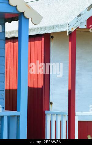 Vue abstraite sur les huttes de plage. Sutton on Sea Beach hutte juxtaposition de couleurs et structure de huttes. Différentes couleurs dans des tons et une luminosité éclatantes. Banque D'Images
