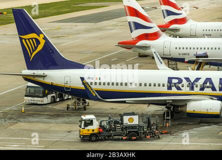 AÉROPORT de Londres GATWICK - AVRIL 2019: Boeing 737 jet exploité par la compagnie aérienne Ryanair stationné aux côtés de jets de la compagnie aérienne britannique rivale Banque D'Images