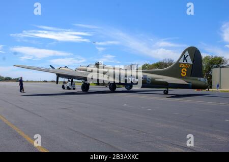 Guerre mondiale 2 B-17 bombardier lourd 4 enginé utilisé par les États-Unis. Connue sous le nom de Forteresse volante. Exemple restauré en stationnement pendant le spectacle aérien à Georgetown, Texas Banque D'Images