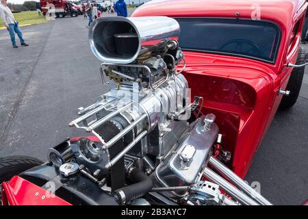 Georgetown, Texas - moteur Supercharged V8 de Hot Rod rouge vif. Banque D'Images