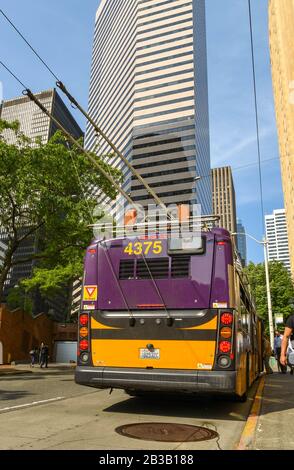 Seattle, WA, États-Unis, - JUIN 2018 : arrière d'un bus à chariot électrique zéro émission dans le centre-ville de Seattle. Banque D'Images