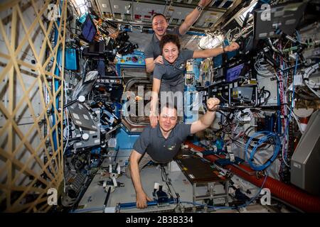 ISS - 20 février 2020 - l'équipage de l'expédition 62 pose pour un portrait ludique à bord du module de laboratoire Destiny de la Station spatiale internationale. De Banque D'Images