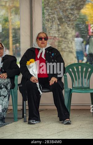 Hebe de Bonafini assis dans une chaise verte dans une mobilisation Des Mères sur la Plaza de Mayo Banque D'Images