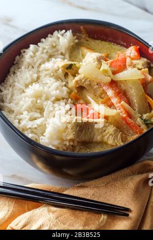 Nourriture thaïlandaise soupe épicée au curry jaune de lait de coco avec poulet et riz Banque D'Images