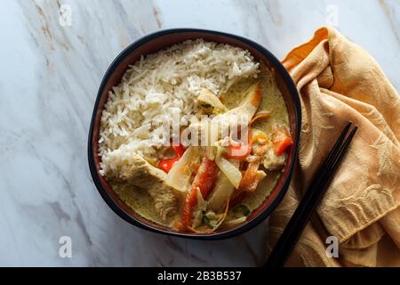 Nourriture thaïlandaise soupe épicée au curry jaune de lait de coco avec poulet et riz Banque D'Images