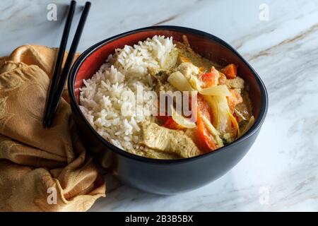 Nourriture thaïlandaise soupe épicée au curry jaune de lait de coco avec poulet et riz Banque D'Images