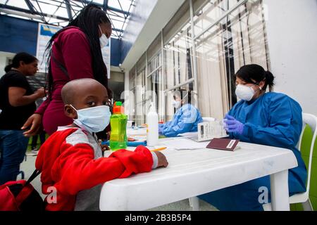 04 mars 2020, Équateur, Tulcán: Une mère et son enfant s'inscrivent au contrôle sanitaire du bureau de migration de Rumichaca. Par mesure de précaution contre la propagation du nouveau coronavirus, le Ministère équatorien de la santé effectue des contrôles de santé à la frontière avec la Colombie. Photo: Juan Diego Monténégro/Dpa Banque D'Images