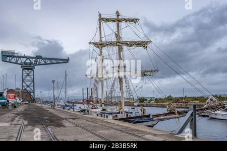 Le James Watt côté quai Marina à Greenock avec des preuves de l'ancienne et de la nouvelle technologie avec des grues de construction navale au cours des jours à la marina comp Banque D'Images