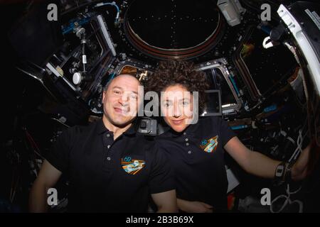 ISS - 18 février 2020 - les astronautes de la NASA Andrew Morgan et Jessica Meir posent pour un portrait à l'intérieur de la coupole, la "fenêtre à la Station spatiale internationale Banque D'Images