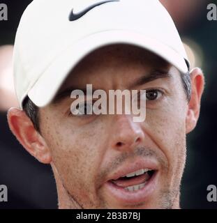 Orlando, Floride, États-Unis. 4 mars 2020. Le golfeur professionnel Rory McIlroy d'Irlande du Nord, classé numéro un au monde, répond aux questions des médias à la suite de la ronde pro-Am à Arnold Palmer Invitational présentée par Mastercard le 4 mars 2020 au Bay Hill Club & Lodge d'Orlando, en Floride. (Paul Hennessy/Alay) Crédit : Paul Hennessy/Alay Live News Banque D'Images