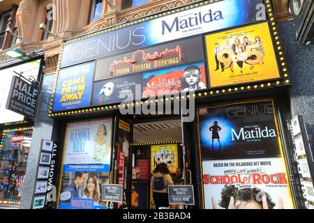 Stand de billets de théâtre sur Leicester Square, dans le West End de Londres, au Royaume-Uni Banque D'Images