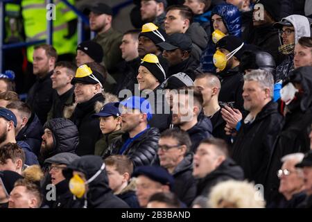 Leicester, Royaume-Uni. 04 mars 2020. Les fans de Birmingham City portent des masques pour se protéger contre le coronavirus lors du cinquième match de la FA Cup entre Leicester City et Birmingham City au King Power Stadium le 4 mars 2020 à Leicester, en Angleterre. (Photo de Daniel Chesterton/phcimages.com) crédit : Images PHC/Alay Live News Banque D'Images