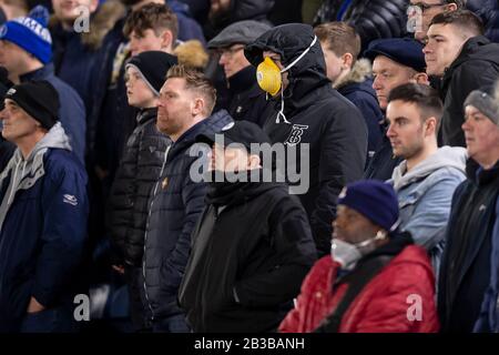 Leicester, Royaume-Uni. 04 mars 2020. Les fans de Birmingham City portent des masques pour se protéger contre le coronavirus lors du cinquième match de la FA Cup entre Leicester City et Birmingham City au King Power Stadium le 4 mars 2020 à Leicester, en Angleterre. (Photo de Daniel Chesterton/phcimages.com) crédit : Images PHC/Alay Live News Banque D'Images