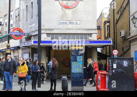 Station de métro Leicester Square sur Charing Cross Road dans le Theaterland de Londres, au Royaume-Uni Banque D'Images