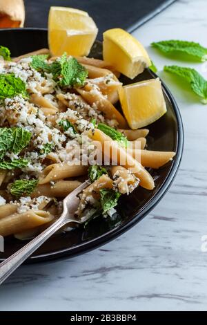 Pâtes au fromage hallumi grec à la menthe et au jus de citron Banque D'Images