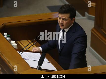 (200304) -- KIEV, 4 mars 2020 (Xinhua) -- le président ukrainien Volodymyr Zelensky s'adresse au parlement ukrainien à Kiev, Ukraine, 4 mars 2020. Le parlement ukrainien, la Verkhovna Rada, a nommé Denys Shmyhal Premier Ministre de l'Ukraine, selon le site officiel du parlement mercredi. (Photo De Sergey Starostenko/Xinhua) Banque D'Images