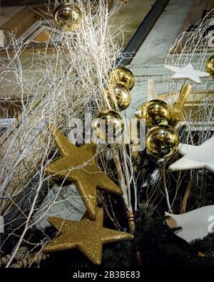 France, STRASBOURG - 20 DÉCEMBRE 2017 : décorations de rue de Noël à motif étoile. Tout le centre-ville est décoré de lumières et de décorat Banque D'Images