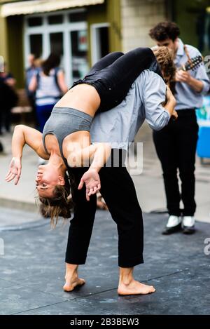 Saint-Lambert, Canada - le 25 mai 2019 : spectacle Acrobat dans la rue Sanit-Lambert Banque D'Images