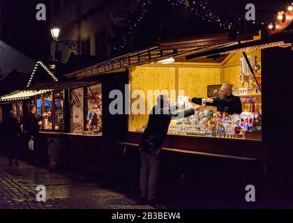 France, STRASBOURG - 20 DÉCEMBRE 2017: Les gens qui visitent le marché de Noël pour acheter des cadeaux. Le marché de Noël se tient à travers le centre de Strasbourg ev Banque D'Images
