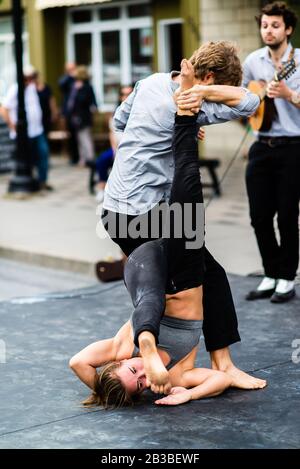 Saint-Lambert, Canada - le 25 mai 2019 : spectacle Acrobat dans la rue Sanit-Lambert Banque D'Images