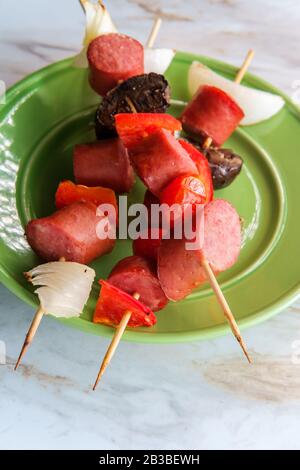 Brochettes cielbasa polies au kielbasa grillé, oignons blancs, champignons et poivron rouge Banque D'Images