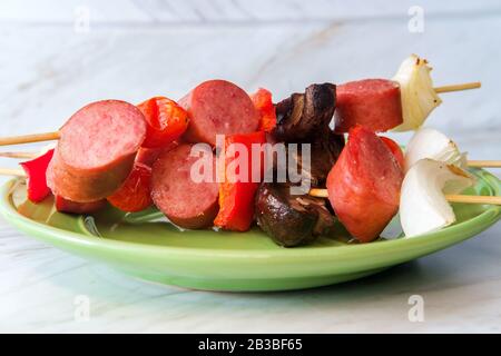 Brochettes cielbasa polies au kielbasa grillé, oignons blancs, champignons et poivron rouge Banque D'Images