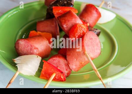 Brochettes cielbasa polies au kielbasa grillé, oignons blancs, champignons et poivron rouge Banque D'Images