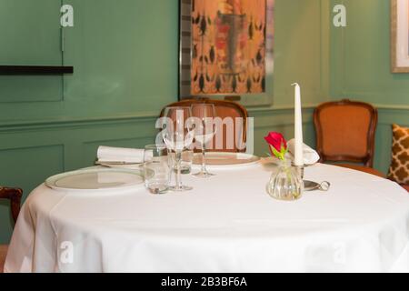 Cadre romantique pour le dîner dans un espace privé dans un restaurant Banque D'Images