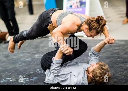 Saint-Lambert, Canada - le 25 mai 2019 : spectacle Acrobat dans la rue Sanit-Lambert Banque D'Images