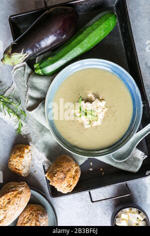 Soupe crémeuse à l'Eggplant et au courgettes avec fromage balkanique sur une plaque en céramique Banque D'Images