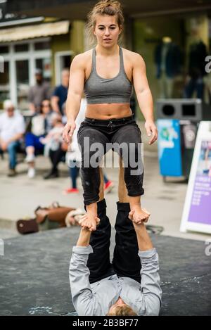 Saint-Lambert, Canada - le 25 mai 2019 : spectacle Acrobat dans la rue Sanit-Lambert Banque D'Images