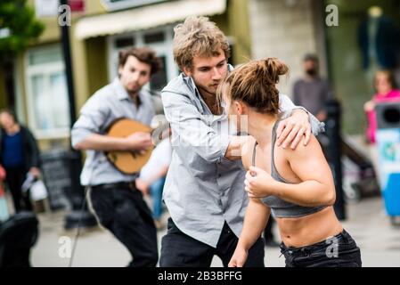 Saint-Lambert, Canada - le 25 mai 2019 : spectacle Acrobat dans la rue Sanit-Lambert Banque D'Images