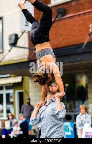 Saint-Lambert, Canada - le 25 mai 2019 : spectacle Acrobat dans la rue Sanit-Lambert Banque D'Images
