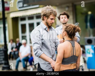 Saint-Lambert, Canada - le 25 mai 2019 : spectacle Acrobat dans la rue Sanit-Lambert Banque D'Images