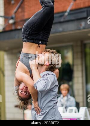 Saint-Lambert, Canada - le 25 mai 2019 : spectacle Acrobat dans la rue Sanit-Lambert Banque D'Images