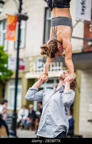 Saint-Lambert, Canada - le 25 mai 2019 : spectacle Acrobat dans la rue Sanit-Lambert Banque D'Images