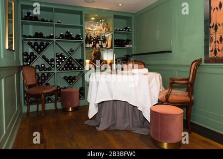 Cadre romantique pour le dîner dans un espace privé dans un restaurant Banque D'Images