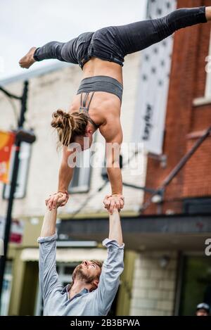 Saint-Lambert, Canada - le 25 mai 2019 : spectacle Acrobat dans la rue Sanit-Lambert Banque D'Images