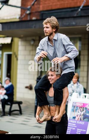 Saint-Lambert, Canada - le 25 mai 2019 : spectacle Acrobat dans la rue Sanit-Lambert Banque D'Images