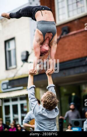 Saint-Lambert, Canada - le 25 mai 2019 : spectacle Acrobat dans la rue Sanit-Lambert Banque D'Images