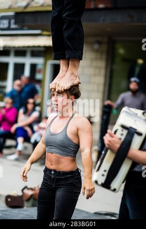 Saint-Lambert, Canada - le 25 mai 2019 : spectacle Acrobat dans la rue Sanit-Lambert Banque D'Images