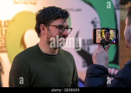 Glasgow, Écosse, Royaume-Uni. 4 mars 2020. Directeur, Simon Bird, sur le tapis rouge lors d'un appel photo pour la première du film écossais Des Jours de l'été de Bagnold, au Glasgow Film Theatre (GFT). Le film est « une adaptation du roman graphique primé, qui a été attribué à Belle et Sebastian. » Cette projection fait partie du volet Héros locaux du Glasgow Film Festival 2020 (GFF). Crédit: Iain Mcguinness/Alay Live News Banque D'Images