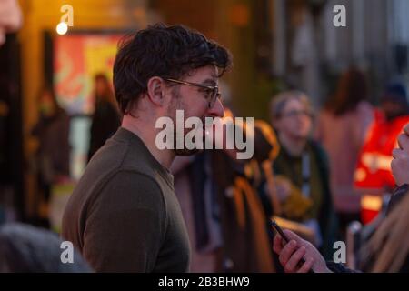 Glasgow, Écosse, Royaume-Uni. 4 mars 2020. Directeur, Simon Bird, sur le tapis rouge lors d'un appel photo pour la première du film écossais Des Jours de l'été de Bagnold, au Glasgow Film Theatre (GFT). Le film est « une adaptation du roman graphique primé, qui a été attribué à Belle et Sebastian. » Cette projection fait partie du volet Héros locaux du Glasgow Film Festival 2020 (GFF). Crédit: Iain Mcguinness/Alay Live News Banque D'Images